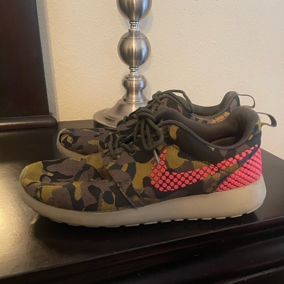 Nike Women's Roshe One Premium Plus Camo Sneakers Size 7.5 Green - Picture 4 of 7